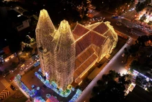 Catedral de Notre-Dame de Saigón brilla con 500 mil metros de luces LED
