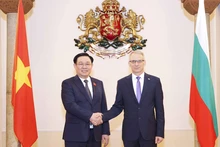 El presidente de la Asamblea Nacional de Vietnam, Vuong Dinh Hue, y el primer ministro de Bulgaria, Nikolai Denkov. (Fotografía: VNA)