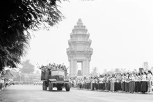 Decenas de miles de personas en la capital camboyana, Phnom Penh, se despiden de los voluntarios vietnamitas. (Fotografía: VNA)