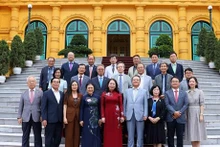 La vicepresidenta Vo Thi Anh Xuan y representantes de la Asociación de Surcoreanos. (Fotografía: VNA)