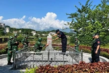 El equipo de patrulla conjunta 1 de la Guardia Fronteriza de la provincia de Lao Cai inspecciona el hito 101. (Fotografía: qdnd.vn)
