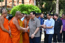 El presidente de la Asamblea Nacional de Vietnam, Vuong Dinh Hue, felicita a los monjes budistas en Soc Trang. (Fotografía: Nhan Dan)