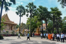 [Foto] Presidente del Legislativo vietnamita visita a monjes budistas en Soc Trang