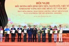 [Foto] Premier vietnamita asiste al acto de honor a ciudadanos destacados de la capital 