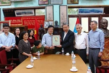 El secretario general del Partido Comunista de Vietnam, To Lam, y la familia del General Vo Nguyen Giap. (Fotografía: VNA)