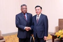 El miembro del Buró Político y permanente del Secretariado del Comité Central del Partido Comunista de Vietnam, Tran Cam Tu, y el miembro del Buró Político del Movimiento Popular de Liberación de Angola, Jorge Inocencio Dombolo. (Fotografía: VNA)