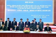 En la firma de los acuerdos entre las localidades de Lao Cai y el distrito de Hekou. (Fotografía: VNA) 