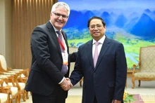 El primer ministro de Vietnam, Pham Minh Chinh (derecha), y el director de la Oficina Federal de Agricultura de Suiza, Christian Hofer. (Fotografía: Nhan Dan)