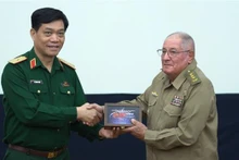 El mayor general Do Thanh Phong, director adjunto del Departamento de Propaganda y Entrenamiento de la Dirección General de Política del Ejército Popular de Vietnam, y el coronel general Álvaro López Miera, miembro del Buró Político del Partido Comunista de Cuba y ministro de las Fuerzas Armadas Revolucionarias del país caribeño. (Fotografía: VNA)