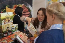 Clientes rusos se interesan en los productos alimenticios vietnamitas. (Fotografía: VNA)