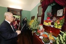 El secretario general del Partido Comunista de Vietnam, Nguyen Phu Trong, rinde tributo al Presidente Ho Chi Minh. (Fotografía: VNA)