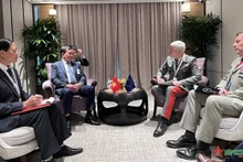 El viceministro de Defensa, teniente general Hoang Xuan Chien, se reunió con el general Robert Brieger, presidente de la Comisión Militar de la Unión Europea. (Fotografía: qdnd.vn)