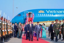 El primer ministro de Vietnam, Pham Minh Chinh, llega al Aeropuerto Internacional de Wattay, Laos. (Fotografía: VGP)