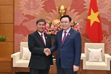 [Foto] Dirigente vietnamita recibe a vicepresidente del Parlamento laosiano