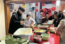 Muchos jóvenes elaboran por primera vez los dos pasteles tradicionales. (Fotografía: Nhan Dan)