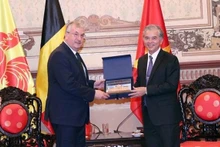 El vicepresidente del Comité Popular de Ciudad Ho Chi Minh Ngo Minh Chau y Pierre-Yves Jeholet, ministro-presidente de la Federación Valonia-Bruselas. (Fotografía: VNA)