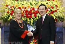 El presidente de Vietnam, Vo Van Thuong, recibe a la expresidenta chilena Michelle Bachelet. (Fotografía: VNA)