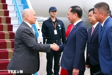 El rey Norodom Sihamoni (izquierda) es recibido en el aeropuerto internacional de Noi Bai por el vice primer ministro y canciller de Vietnam, Bui Thanh Son. (Fotografía: VNA)