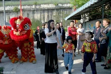 Le Thi Bich Tran, esposa del primer ministro vietnamita Pham Minh Chinh, visita el Centro de Bienestar Jing Sun en Kuala Lumpur. (Fotografía: baoquocte.vn)
