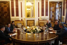 El embajador vietnamita en Rusia, Dang Minh Khoi, sostiene un encuentro con el vicepresidente de la Asamblea Legislativa de San Petersburgo, Nikolai Bondarenko. (Fotografía: VNA)