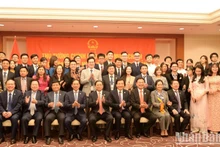 El primer ministro de Vietnam, Pham Minh Chinh, y representantes de la comunidad vietnamita en Japón. (Fotografía: Nhan Dan)