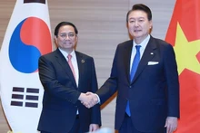 El primer ministro de Vietnam, Pham Minh Chinh (izquierda), se reúne con el presidente de Corea del Sur, Yoon Suk-yeol. (Fotografía: VNA)