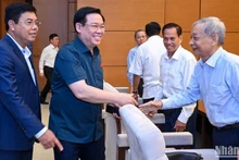 [Foto] Presidente del Parlamento vietnamita se reúne con exdirigentes de provincia meridional