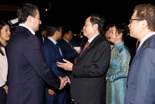 El presidente de la Asamblea Nacional, Tran Thanh Man, su esposa, Nguyen Thi Thanh Nga, en el aeropuerto internacional de I. Karimov de Tashkent el 9 de abril. (Fotografía: VNA)