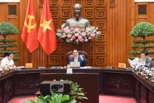[Foto] Premier vietnamita analiza proyectos en campos de educación y salud