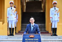 El viceministro de Relaciones Exteriores de Vietnam Do Hung Viet interviene en el acto. (Fotografía: Nhan Dan)