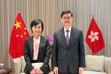 La cónsul general de Vietnam en Hong Kong y Macao, Le Duc Hanh, y John Lee Ka-chiu, jefe ejecutivo de la Región Administrativa Especial de Hong Kong (China). (Fotografía: VNA)