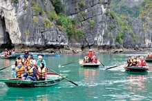 Turistas visitan la bahía de Ha Long, en Vietnam. (Fotografía: VNA)