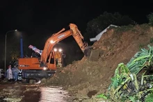 Las fuerzas buscan víctimas del deslizamiento de tierra en el paso de Bao Loc. (Fotografía: VNA)