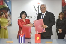 La viceministra de Justicia de Vietnam Dang Hoang Oanh y el ministro de Justicia de Cuba, Oscar Manuel Silvera Martínez, intercambian el memorando de entendimiento sobre cooperación entre la Academia Judicial del Ministerio de Justicia de Vietnam y la Escuela Ramal del Ministerio de Justicia de Cuba. (Fotografía: VNA)