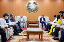El secretario del Comité del Partido Comunista de Vietnam en Dien Bien, Tran Quoc Cuong, recibe a una delegación de la Asociación de Amistad Vietnam-Japón. (Fotografía: VNA)