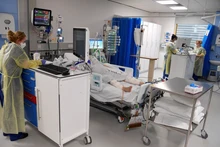 Enfermeras atienden a pacientes en el Hospital Universitario de Milton Keynes, en el Reino Unido, el 20 de enero de 2021. (Fotografía: REUTERS)