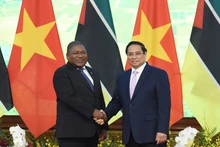 El primer ministro de Vietnam, Pham Minh Chinh, y el presidente de Mozambique, Filipe Jacinto Nyusi. (Fotografía: Nhan Dan)