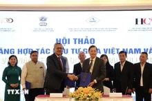Representantes de la Cámara de Comercio de la India y la Asociación Empresarial de Ciudad Ho Chi Minh firman un acuerdo de cooperación en el evento. (Fotografía: VNA)