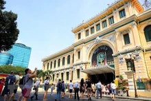 Turistas extranjeros visitan la oficina de correos de Ciudad Ho Chi Minh. (Fotografía: VNA)