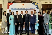El embajador vietnamita en Suecia, Tran Van Tuan, y los delegados en un foro empresarial entre ambos países, efectuado en Estocolmo. (Fotografía: VNA)