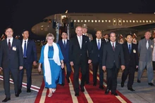 El presidente de Hungría, Tamás Sulyok, y su esposa, Nagy Zsuzsanna, arriban a Hanói. (Fotografía: VNA)