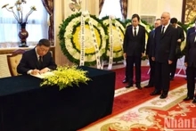 El secretario general del PCCh y presidente de China, Xi Jinping, escribe en el libro de condolencias dedicado al secretario general del PCV, Nguyen Phu Trong. (Fotografía: Nhan Dan)