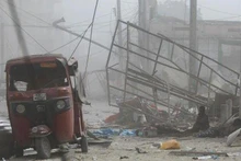 Escena de una explosión de bomba cerca del Ministerio de Educación de Somalia, en la calle K5 de la capital nacional, Mogadiscio, el 29 de octubre de 2022. (Fotografía: Reuters)