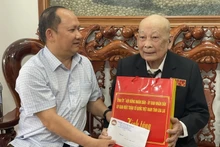 Rah Lan Chung, vicesecretario del Comité del Partido Comunista de Vietnam en Gia Lai, entrega regalos a un antiguo participante en la campaña de Dien Bien Phu. (Fotografía: Nhan Dan)