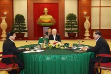 El secretario general del PCV, Nguyen Phu Trong; el presidente del Partido Popular de Camboya y primer ministro, Hun Sen; y el secretario general del Partido Popular Revolucionario de Laos y presidente de ese país, Thongloun Sisoulith, en la Cumbre Vietnam-Camboya-Laos, el 26 de septiembre de 2021 en Hanói. (Fotografía: VNA)