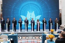 El presidente de la Asamblea Nacional de Vietnam, Vuong Dinh Hue, y los delegados en la ceremonia de bienvenida al vuelo número 100 mil de Vietnam Airlines a China. (Fotografía: VNA)