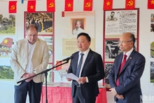 Phan Van Hung, redactor subjefe del periódico Nhan Dan, interviene en el acto. (Fotografía: Nhan Dan)
