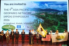 Entrega de la bandera de la conferencia al próximo anfitrión, Malasia. (Fotografía: qdnd.vn)