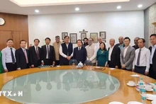La delegación de Ninh Binh, encabezada por el presidente del Comité Popular provincial, Pham Quang Ngoc, y representantes de la Federación de Agencias de Viajes de la India en la conferencia. (Fotografía: VNA)