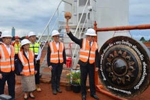 El primer ministro laosiano, Sonexay Siphandone, en una ceremonia ante la primera turbina de un proyecto de energía eólica. (Fotografía: Pasaxon)